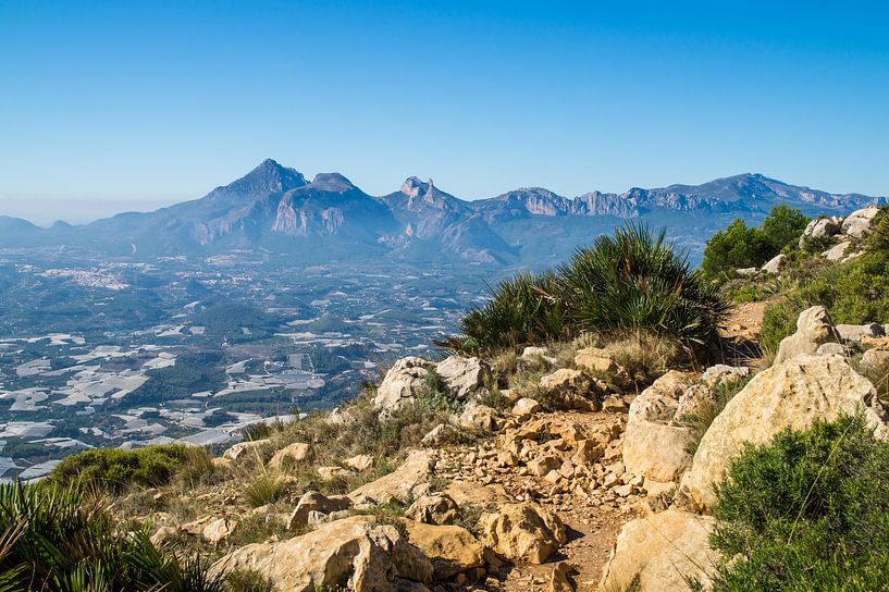 Paysage de montagne bleu avec Puig Campana sur Montepuro