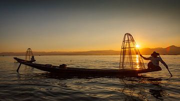 De vissers van Inle Lake in Myanmar van Roland Brack