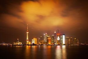 Shanghai Skyline bei Nacht von Chris Stenger