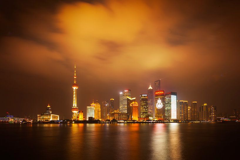 Shanghai skyline bij nacht van Chris Stenger