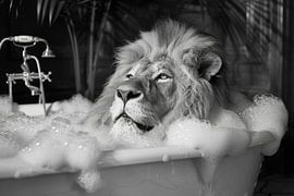 Un lion majestueux dans la baignoire - une œuvre d'art imposante pour vos toilettes sur Poster Art Shop