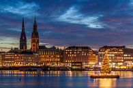 Jungefernstieg, Hamburger Rathaus und Nikolaikirchturm mit Weihnachtsbeleuchtung, bei Abenddämmerung von Torsten Krüger Miniaturansicht