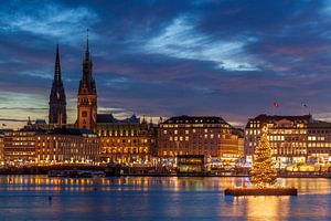 Jungefernstieg, Hamburger Rathaus und Nikolaikirchturm mit Weihnachtsbeleuchtung, bei Abenddämmerung