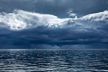 Schwere Gewitterluft über dem Wattenmeer von Hans Kwaspen
