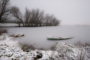 bevroren meer met roeibootje