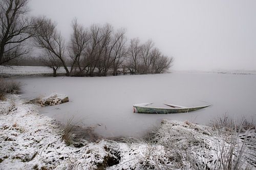 bevroren meer met roeibootje