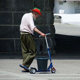 Straatfotografie De visser sur Marijke Keijser