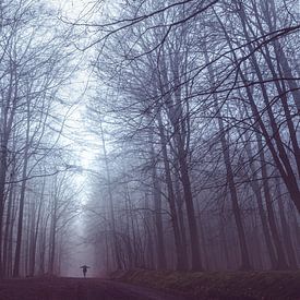 Frau im Nebel im Westerwald von flotografie