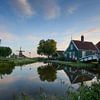 Zaanse Schans bij zonsopgang – Hollandse molens en huisjes aan het water van Ad Jekel