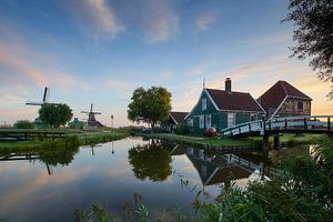 Zaanse Schans au lever du soleil - moulins hollandais et chalets au bord de l'eau