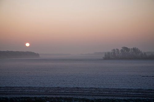 Zonsondergang in de winter in Callantsoog