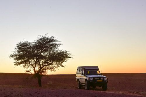 Landcruiser bij zonsondergang