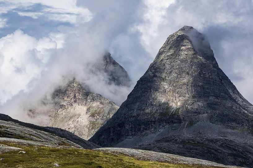 Landschaft mit Berge in Norwegen van Rico Ködder