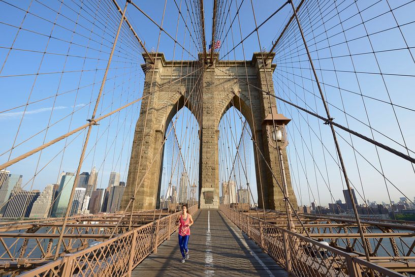 Brooklyn Bridge in New York am Morgen mit einem Läufer von Merijn van der Vliet