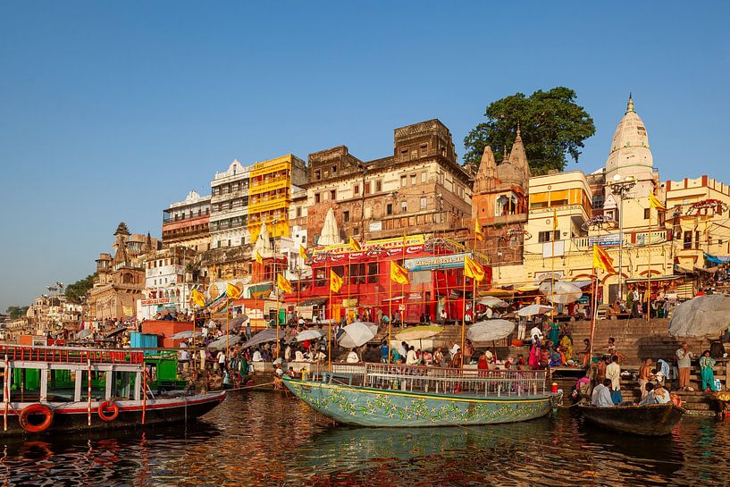 De ghats van Varanasi aan de Ganges van Roland Brack