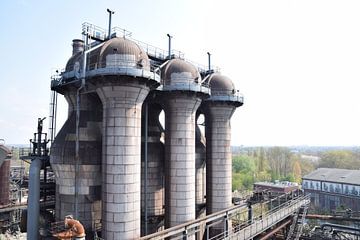 oude roestvrijstalen opslag silo's van een voormalig hoogovencomplex in Duitsland bij Duisburg van Robin Verhoef