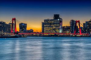 Verlichte Willemsbrug Rotterdam van Leon Okkenburg