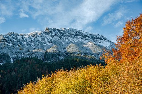 Breitenberg in de herfst met vorst en verse sneeuw