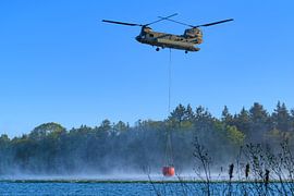 Hélicoptère de transport de l'armée équipé d'un réservoir d'eau