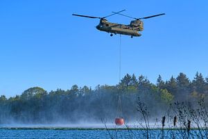 Hélicoptère de transport de l'armée équipé d'un réservoir d'eau