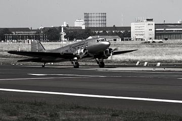 Le bombardier Raisin décolle de l'aéroport de Berlin Tempelhof.