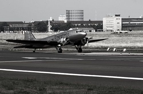 Raisin bomber takes off from Berlin Tempelhof airport