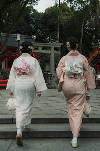 Kimono-traditie: Twee vrouwen in de tempel in Kyoto