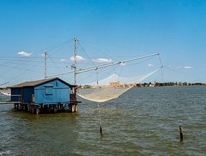 Fischerhütte mit Fischernetz im Po-Delta Italien von Animaflora PicsStock