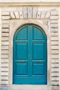 Vieille porte turquoise à Lucca | Italie | Architecture | Photographie de voyage sur Mirjam Broekhof