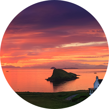 Zonsondergang bij Duntulm Castle en Duntulm hotel.