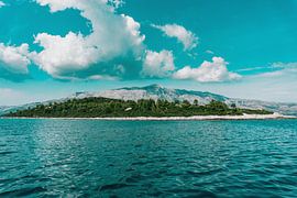 Vacation island with mountains and clouds by Bild.Konserve