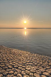 Coucher de soleil sur la mer des Wadden près de Koehoal en Frise sur Harrie Muis