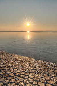 Sonnenuntergang über dem Wattenmeer bei Koehoal in Friesland