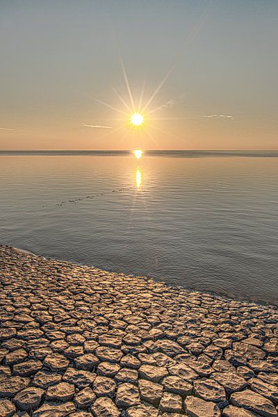 Sonnenuntergang über dem Wattenmeer bei Koehoal in Friesland von Harrie Muis