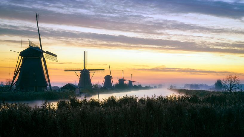 Lever de soleil à Kinderdijk avec brouillard par Roy Poots