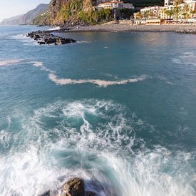 Dorp aan zee in de bergen op Madeira van Lisa Groothuis