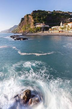 Dorp aan zee in de bergen op Madeira van Lisa Groothuis