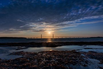 Coucher de soleil sur le pont de South Farø sur Photo Henk van Dijk