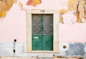 Une vieille porte dans un mur rose sur Evelien Oerlemans