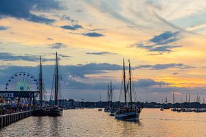 Segelschiffe auf der Warnow im Sonnenuntergang während der Hans