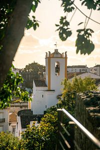 Zonnig stadje Tavira in Portugal van Leo Schindzielorz