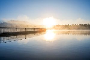 Fine Art landschap van een verstilde mistige zonsopkomst bij een brug