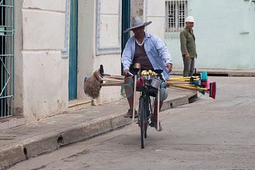 Seller in Cuba by jovadre