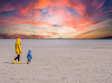 Vrouw loopt op het strand met haar kind van Animaflora PicsStock
