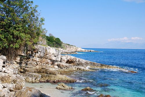 De rotsachtige  kust van het eiland Corfu, Griekenland
