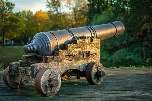 Kanone auf dem Wassergraben in Groenlo bei Sonnenuntergang.