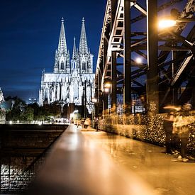 La cathédrale de Cologne le soir, vue du pont Hohenzollern sur Marcia Kirkels