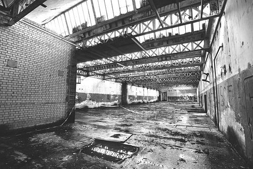 Aabe fabriek in Tilburg in zwart-wit