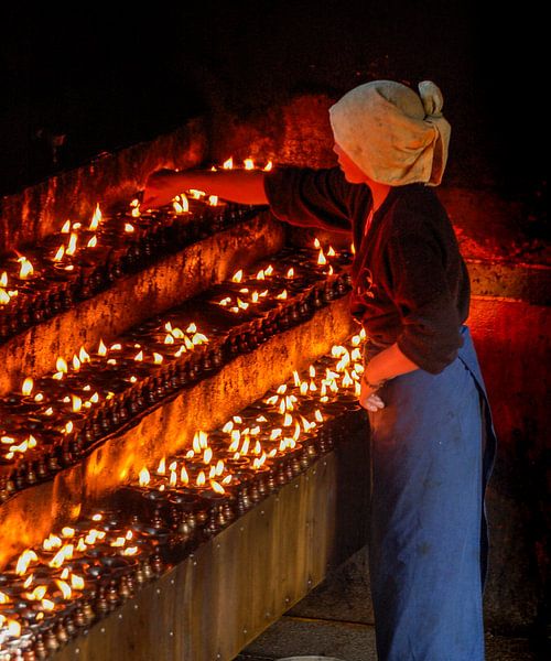 Keep the light of Buddha burning by Chasing Light