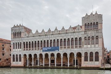 Paleis aan kanaal in oude centrum van Venetie, Italie van Joost Adriaanse